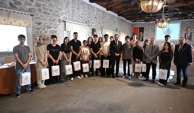 Altındağ’da YKS’de İlk 10 Bine Giren Gençler Başkan Veysel Tiryaki ile Buluştu