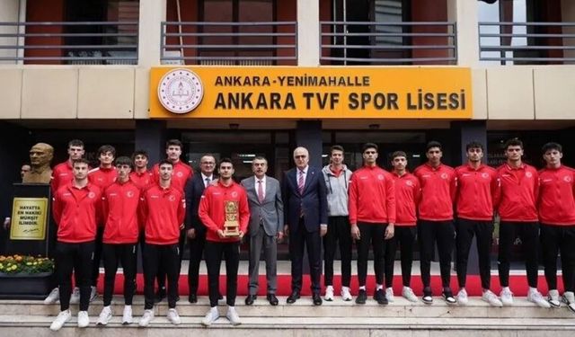 Bakan Tekin'den Ankara'daki Dünya Şampiyonlarına Ziyaret