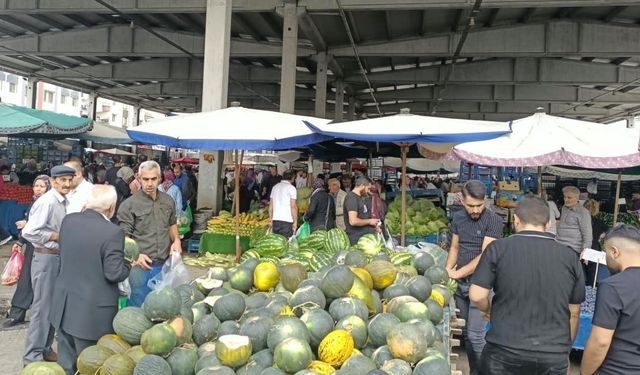 Karapürçek Semt Pazarı'nda Sonbahar Etiketleri Mutfak Bütçesini Zorladı