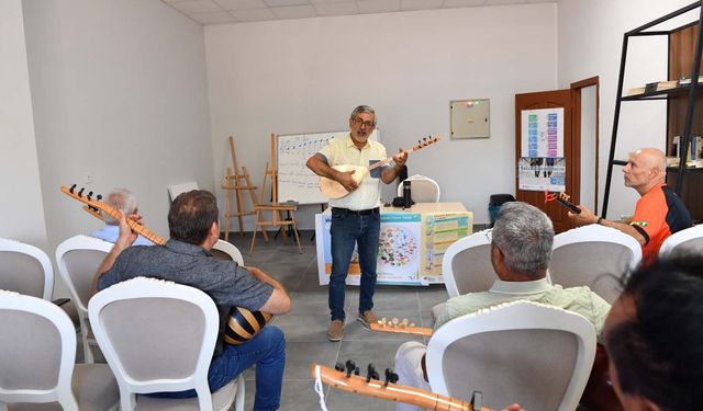 Altındağ’da Perşembe Buluşmaları: Karapürçek Erkek Yaşam Merkezi'nde Bağlama Kursu