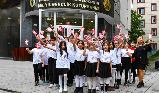Ahmet Andiçen İlkokulu Öğrencileri Cumhuriyet Coşkusunu Kütüphaneye Taşıdı
