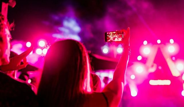Konser Lazerleri Telefon Kamerasını Nasıl Bozuyor?