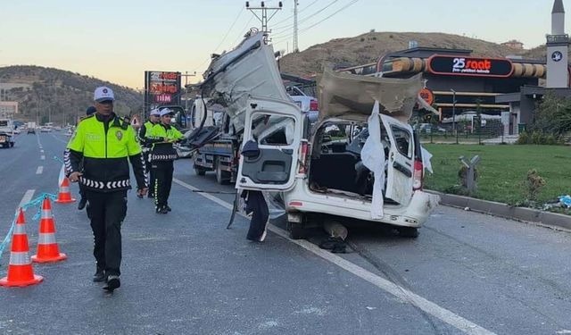 Mamak'ta İki Araç Kafa Kafaya Çarpıştı: 2 Ölü, 2 Ağır Yaralı