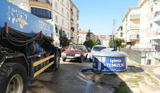 Pursaklar’da Çöp Konteynerleri Yıkanıp Dezenfekte Ediliyor