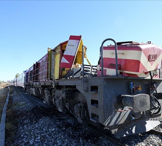 Muş’ta Yolcu Treni Beton Pompasına Çarptı! Ölü ve Yaralılar Var