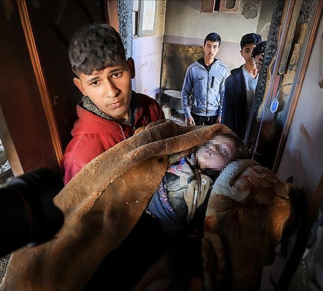 İsrail'in Gazze Saldırılarında 18 Bin Çocuk Hayatını Kaybetti