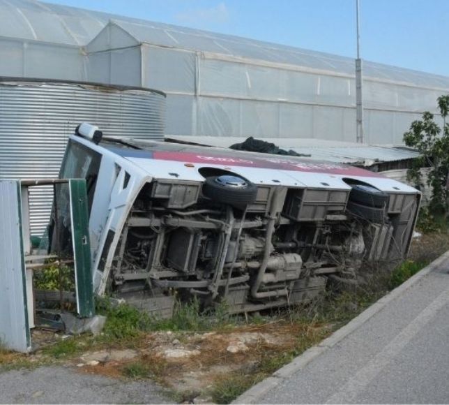 Antalya'da Turist Taşıyan Midibüs Devrildi: Çok Sayıda Yaralı Var!