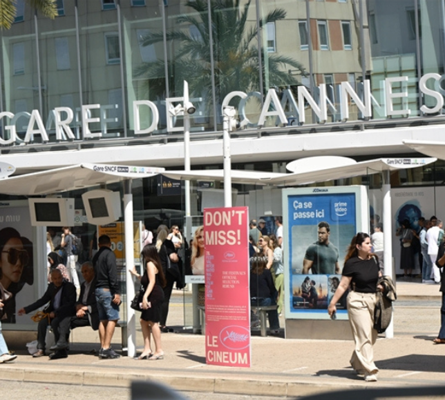 Cannes Törenine Saatler Kala Fransa Karanlığa Gömüldü