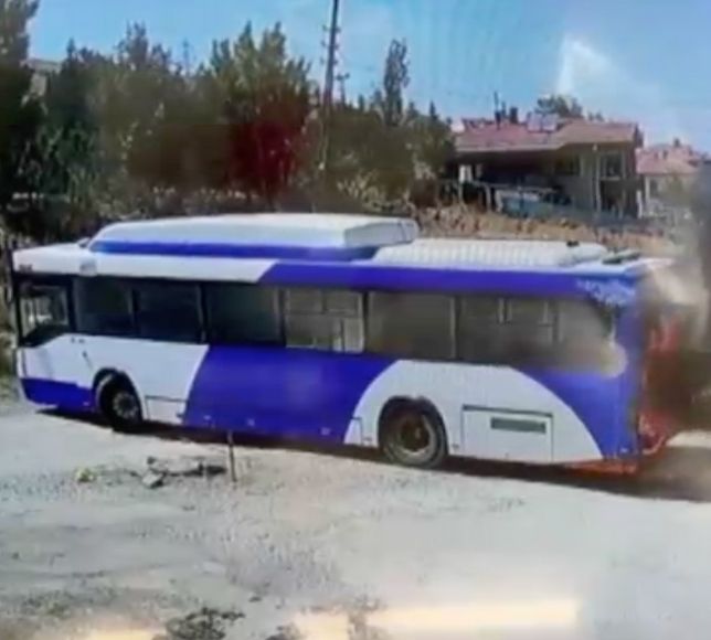 Pursaklar’da Belediye Otobüsü Alev Alev Yandı!