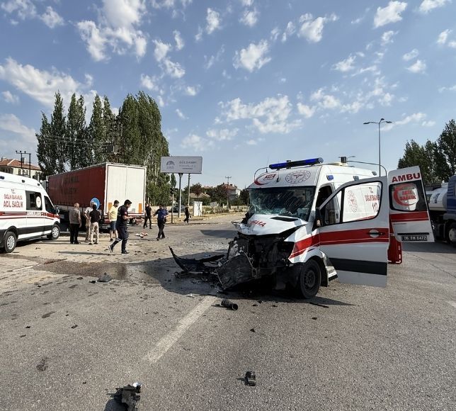 Çubuk’ta Feci Kaza: Ambulans ve Tır Çarpıştı 5 Kişi Yaralandı