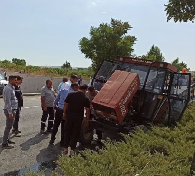 Ankara’da Kaza: Kamyonet Devrildi, Traktör 50 Metre Sürüklendi