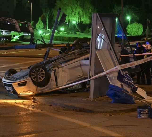 Çankaya’da Otomobil Motosiklete Çarptı, Takla Attı: 4 Yaralı