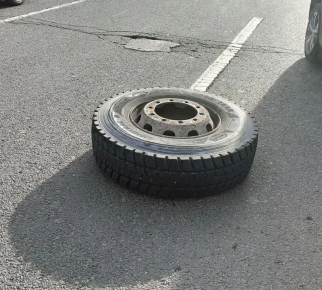 Keçiören’de Beton Mikserinden Kopan Tekerlek 3 Araca Çarptı