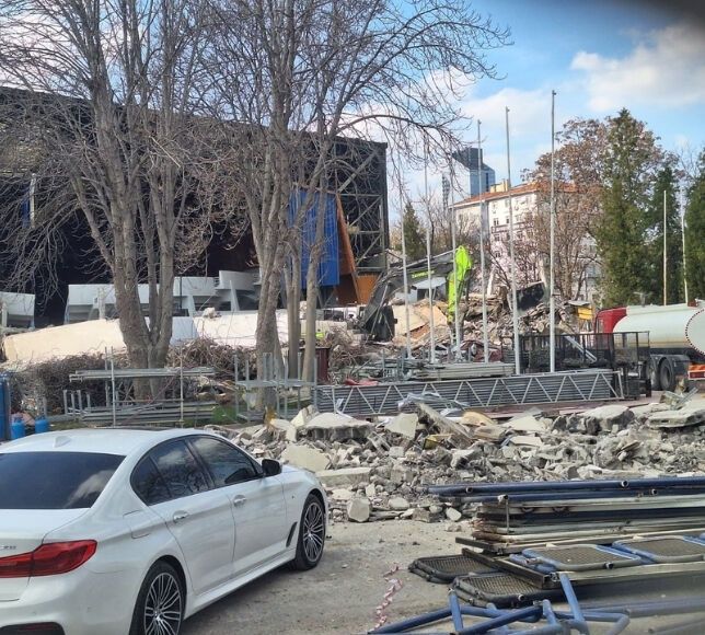 Atatürk Spor Salonu’nun Yıkımında Duvar Çöktü, Ekipler Alarmda