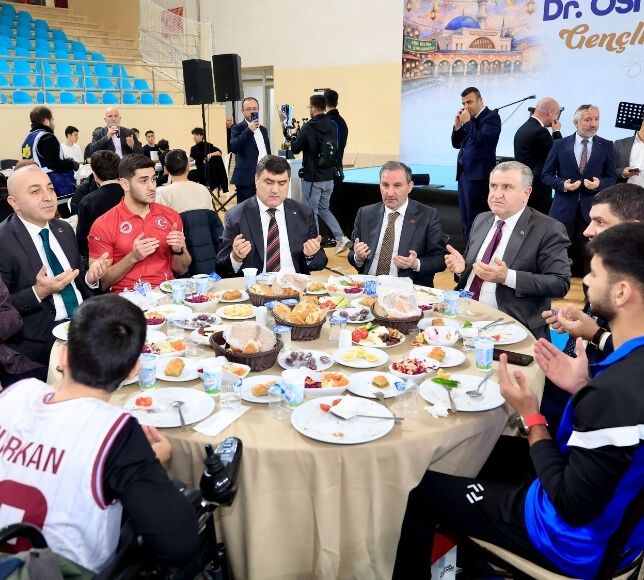 Gençlik ve Spor Bakanı'ndan İftar Sofrasında Gençlere Spor Desteği Sözü
