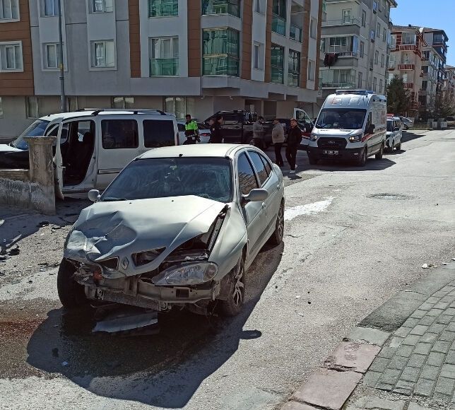 Kahramankazan’da İki Araç Çarpıştı: Savrulan Araç Duvara Girdi