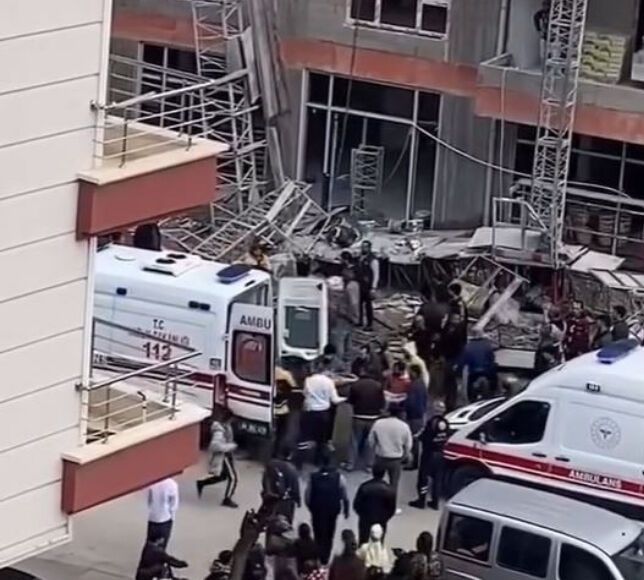 Kahramankazan'da İnşaat İskelesi Çöktü, 3 İşçi Metrelerce Yükseklikten Düştü