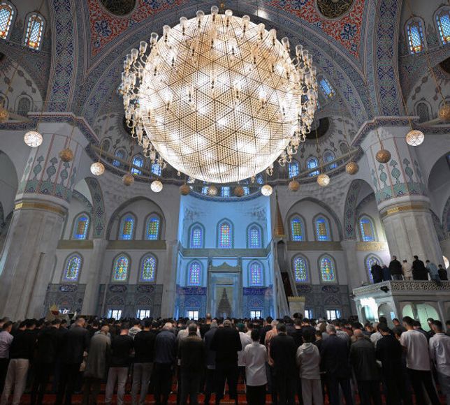 Ankara'da Bayram Namazı Kılındı: Kocatepe ve Hacı Bayram'da Yoğunluk