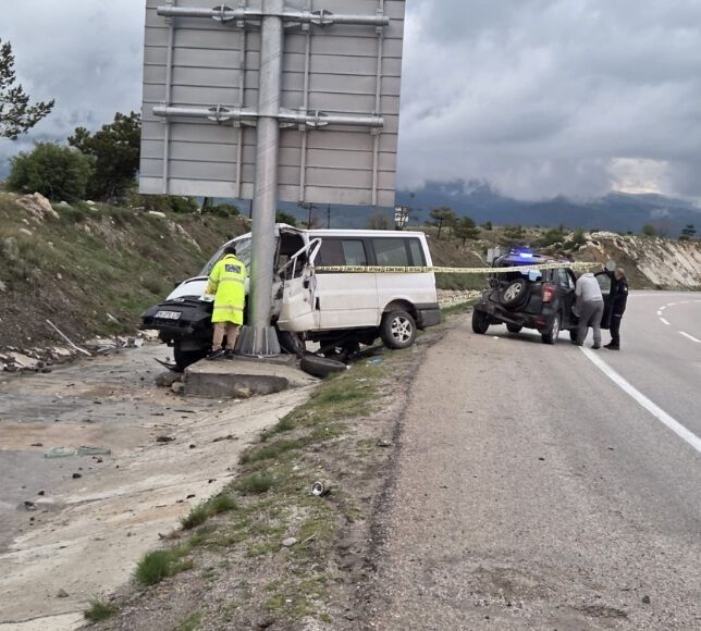 Elmadağ'da Kaza: Minibüs Önce Otomobile Sonra Direğe Çarptı