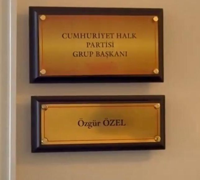 Meclis’te CHP’de Tabela Değişimi: Özgür Özel’in Unvanı "Grup Başkanı" Olarak Değişti