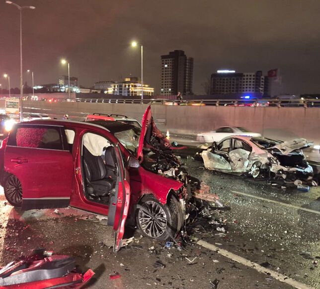 Ankara Pursaklar’da 4 Araç Birbirine Girdi: 8 Yaralı