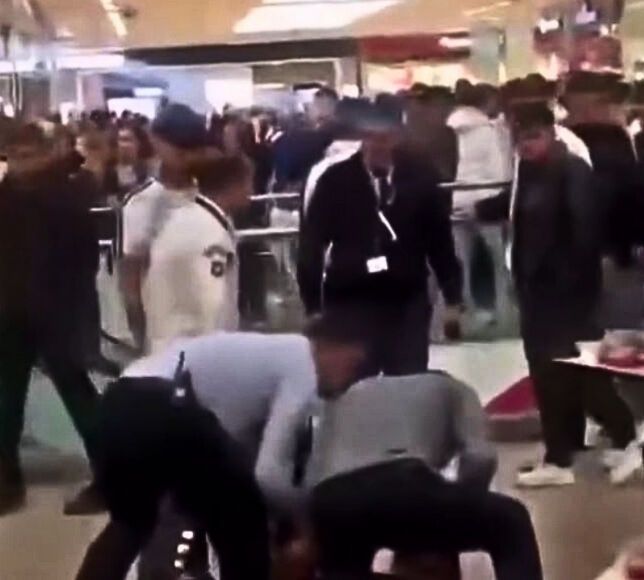 Yenimahalle’de AVM’de Bıçaklı Kavga: 2 Kişi Yaralandı