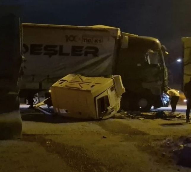 Sincan'da Hafriyat Kamyonu Tıra Çarptı: 1 Yaralı