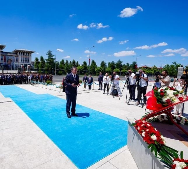 Cevdet Yılmaz, 15 Temmuz Şehitler Anıtı'na Çelenk Bıraktı