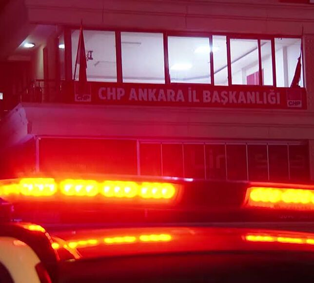 CHP Ankara İl Başkanlığı’nda Gece Yarısı Gerginliği: Atanan Yönetime Bina Önünde Protesto