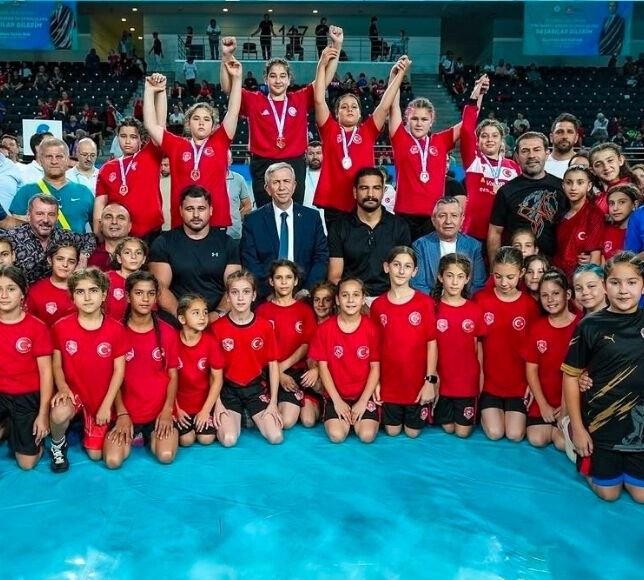 Mansur Yavaş Minikler Türkiye Güreş Şampiyonası'nı Ziyaret Etti