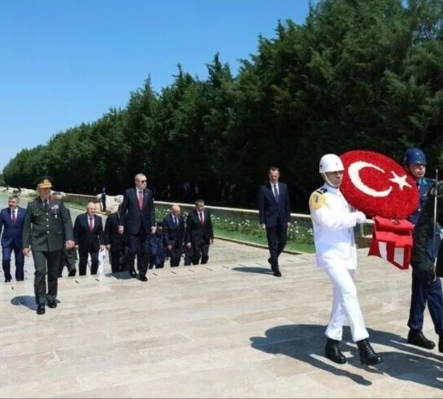 Cumhurbaşkanı Erdoğan ve YAŞ Üyeleri Anıtkabir'i Ziyaret Etti