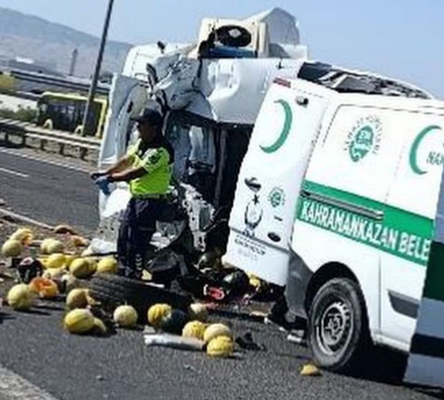Kahramankazan’da Karpuz Yüklü Kamyonet Kamyona Arkadan Çarptı: 1 Ölü