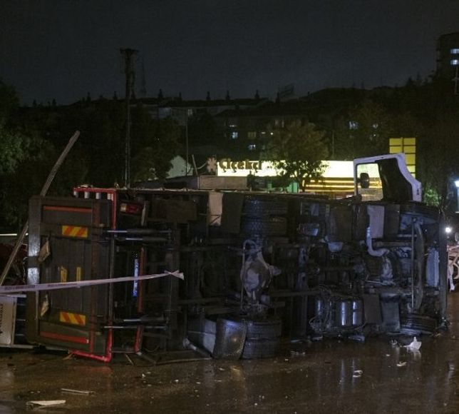 Yenimahalle'de Oksijen Tüpü Yüklü Kamyon Otomobilin Üzerine Devrildi