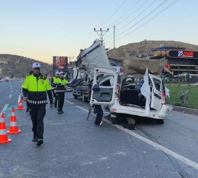 Mamak'ta İki Araç Kafa Kafaya Çarpıştı: 2 Ölü, 2 Ağır Yaralı