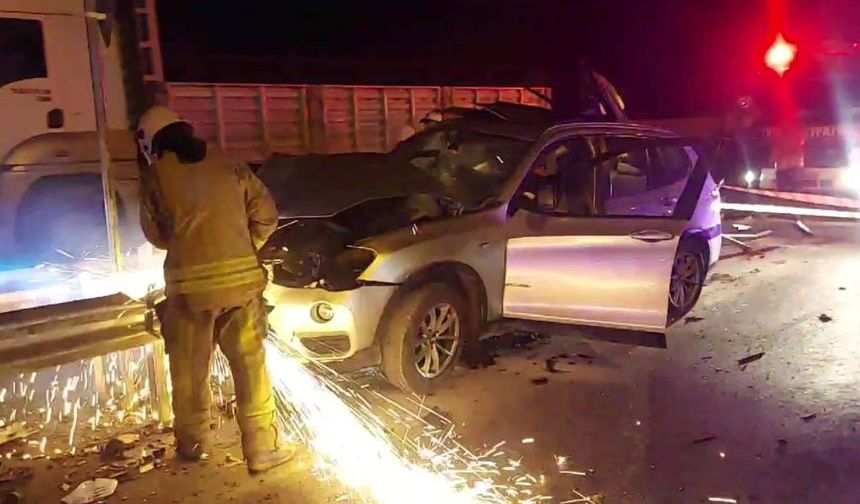 Tuzla'da Şok Kaza: Cip Bariyerlere Saplandı, Sürücü Yaralandı!