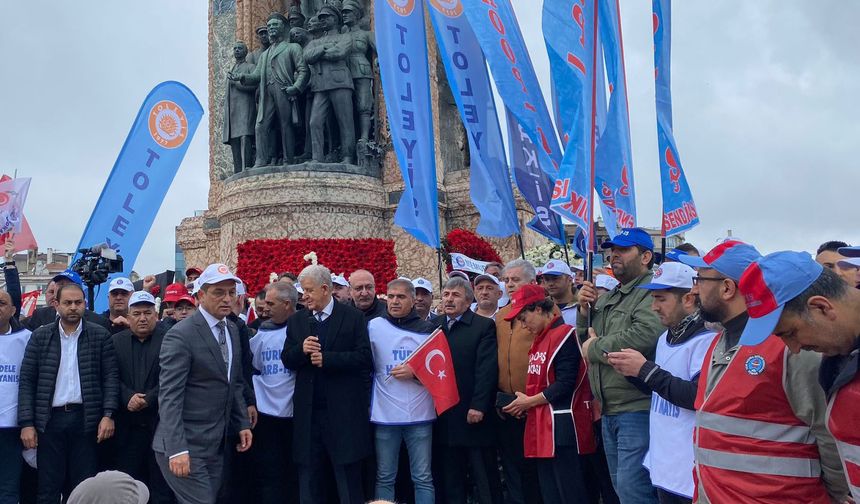 TÜRK-İŞ Taksim Meydanı’na Çelenk Bıraktı