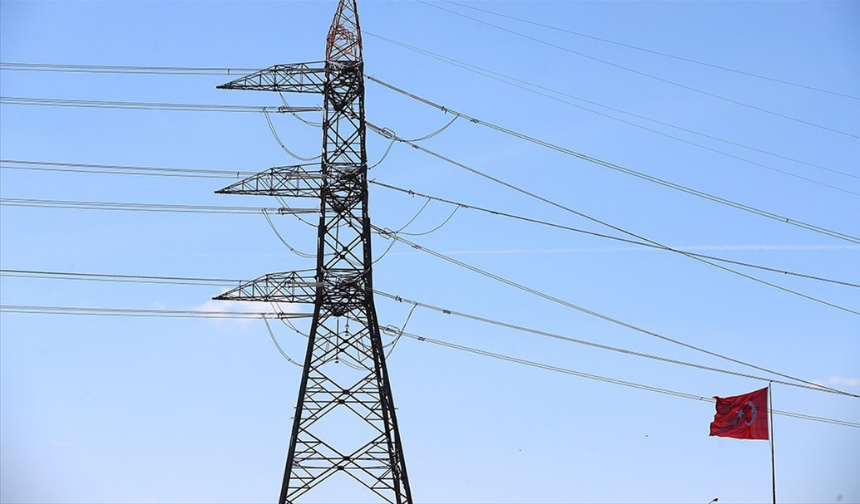 Elmadağ'da Şiddetli Fırtına: Kopan Elektrik Telleri Taziye Çadırının Üzerine Düştü
