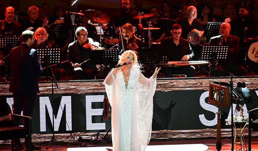 Emel Sayın, Nostaljik Bir Konserle Hayranlarıyla Buluştu