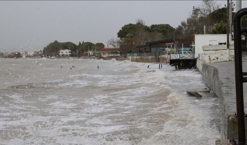 Çanakkale’de Fırtına Nedeniyle Feribot Seferleri İptal Edildi