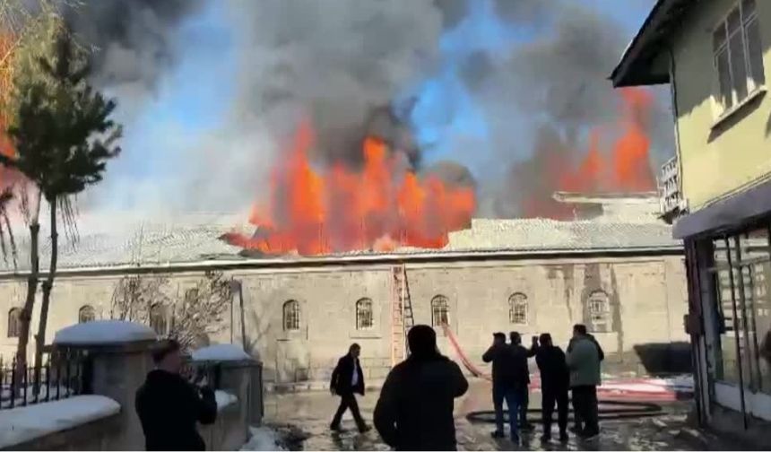 Erzurum'da 160 Yıllık Tarihi Yapı Alevlere Teslim Oldu!