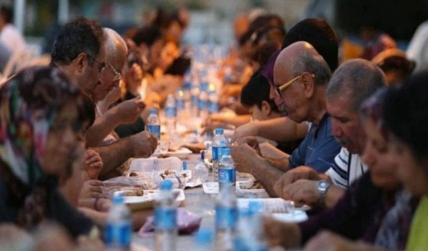 Şereflikoçhisar Belediyesi İftar Çadırı için Kolları Sıvadı