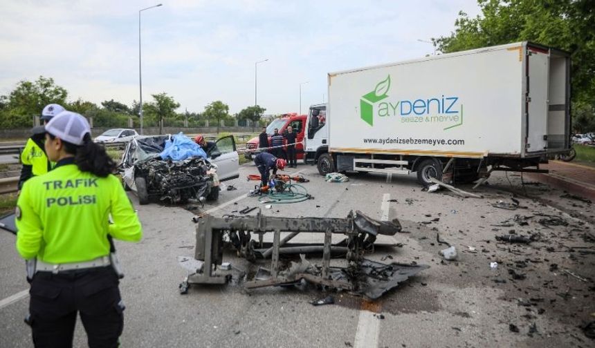 Antalya’da Otomobil Kamyonete Girdi: Sürücü Olay Yerinde Can Verdi