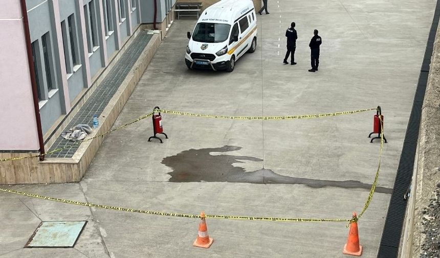 Kocaeli’nde Okulun Penceresinden Düşen Liseli Ağır Yaralandı