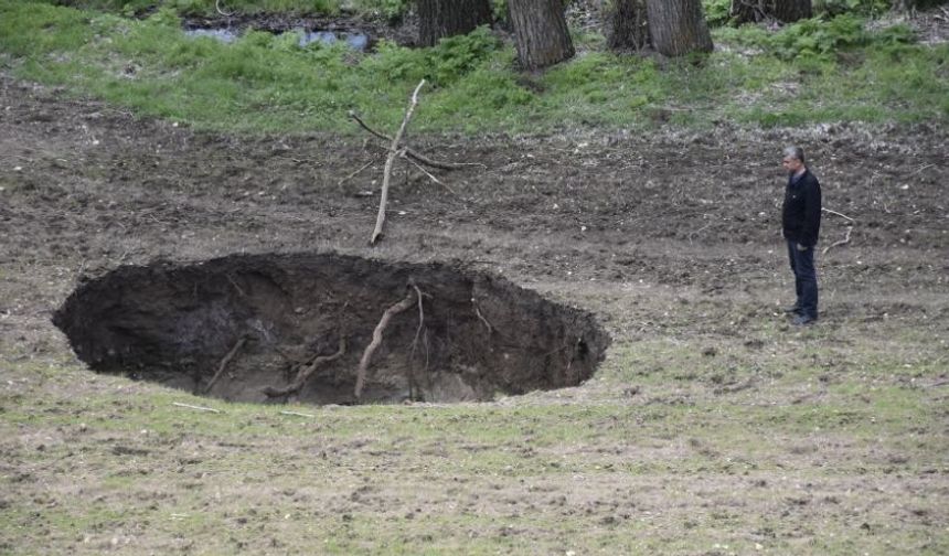 Sivas'ta 20 Yıl Sonra 7 Metre Çapında Obruk Oluştu