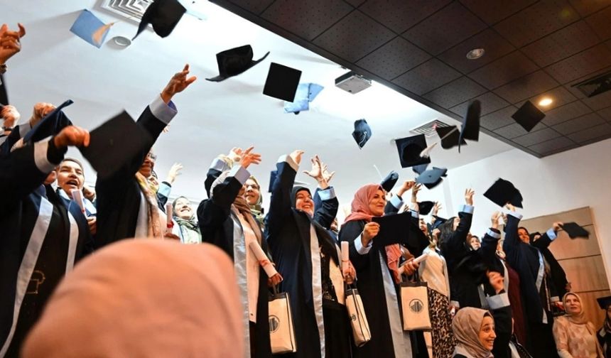 Altındağ’da Kadınlar Okuma Yazma Sertifikalarını Gururla Aldı
