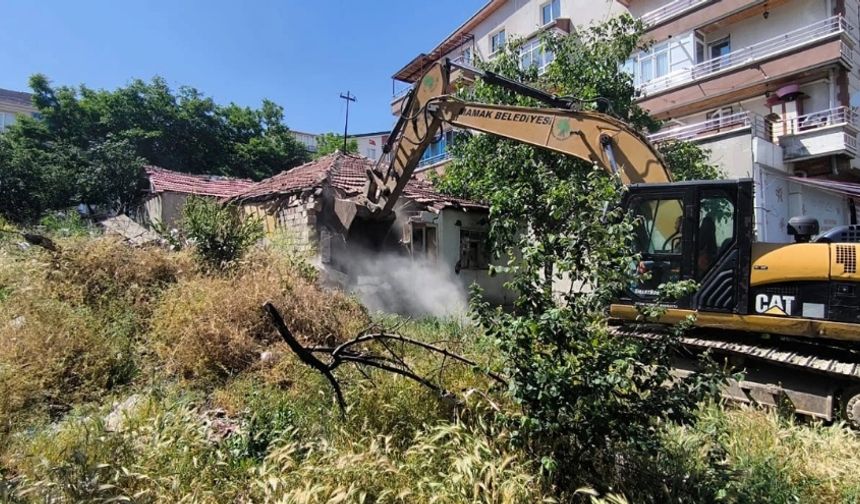 Mamak’ta Tehlike Saçan Metruk Yapılar Yıkılıyor
