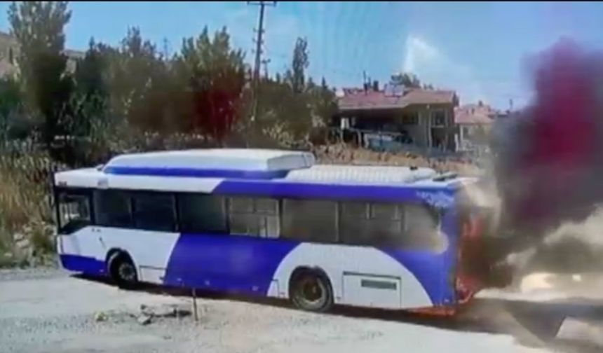 Pursaklar’da Belediye Otobüsü Alev Alev Yandı!