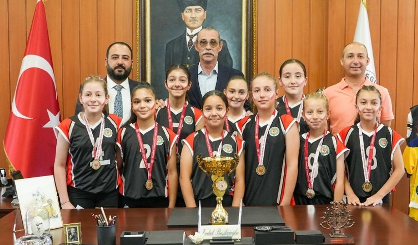 Etimesgut’un Minik Voleybolcularından Beşikcioğlu’na Ziyaret