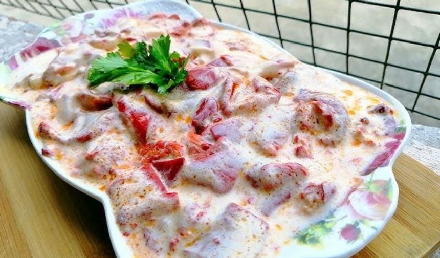 Meze Tarifleri: Yoğurtlu Köz Kırmızı Biber Salatası Nasıl Yapılır?