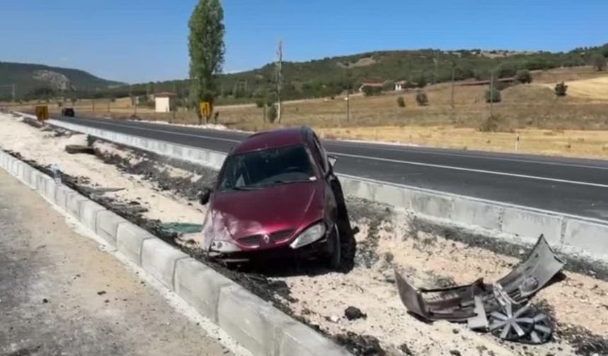 Çorum’da Otomobil Orta Refüje Çarptı: Sürücü Yaralı